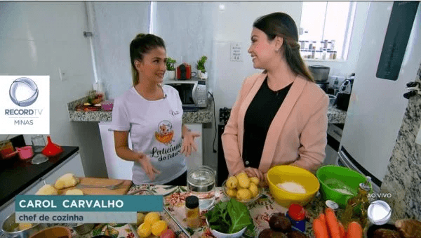 Carol apresentando pão de queijo vegano na Rede Record