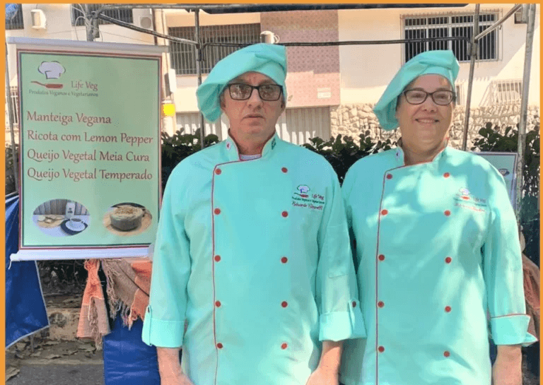 Adriana Tenchini e sua equipe da Life Veg com uniforme turquesa