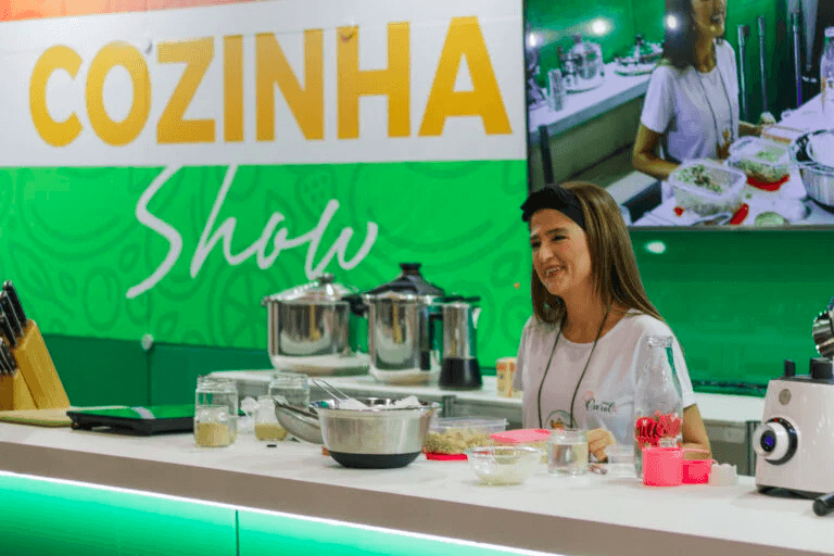 Carol se apresentando no Cozinha Show / VegFest